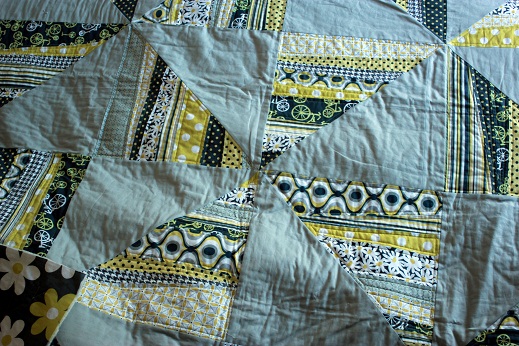 http://www.vanillajoy.com/wp-content/uploads/2011/09/spray-basting-quilt.jpg