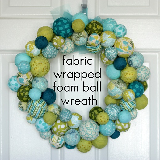 Wreaths did not used to appeal to me AT ALL. But look how cute this is ...